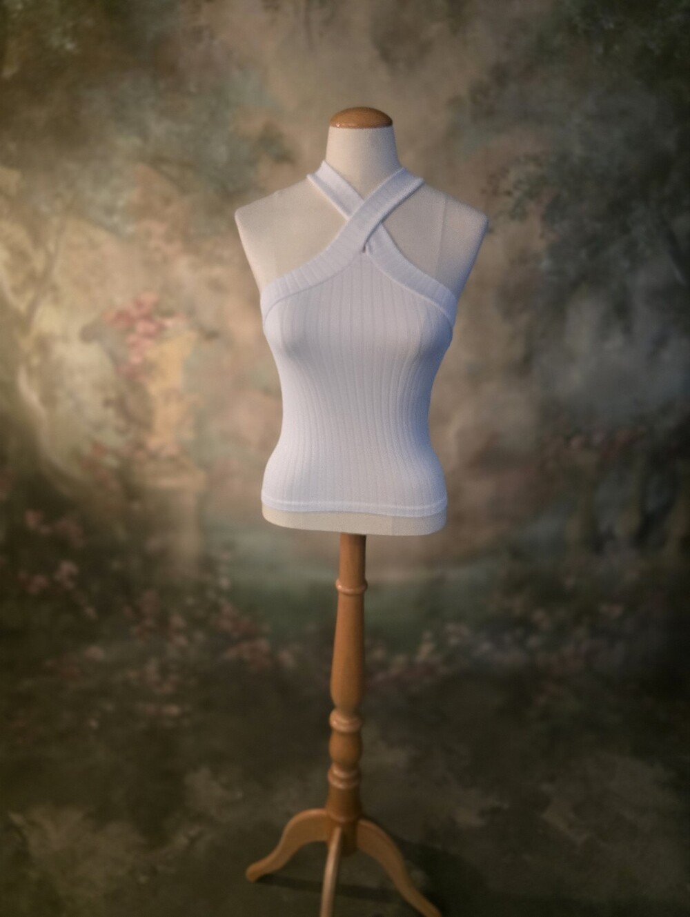 Dynamic Ribbed Halter Top With Crossed Front And Back Straps - Picture 2 of 10